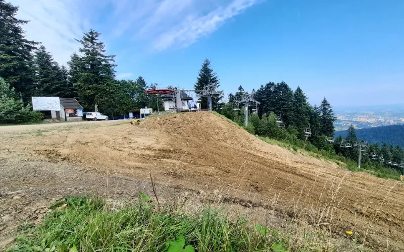 Prace ziemne i niwelacja stoku narciarskiego w ośrodku Myślenice Chełm.