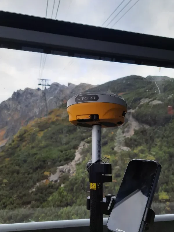 Nowoczesny sprzęt geodezyjny GPS wykorzystywany podczas pomiarów na Kasprowym Wierchu.