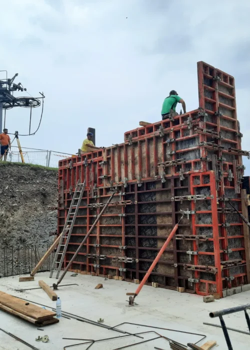 Budowa fundamentu stacji kolei krzesełkowej w ośrodku narciarskim Czorsztyn-Ski.