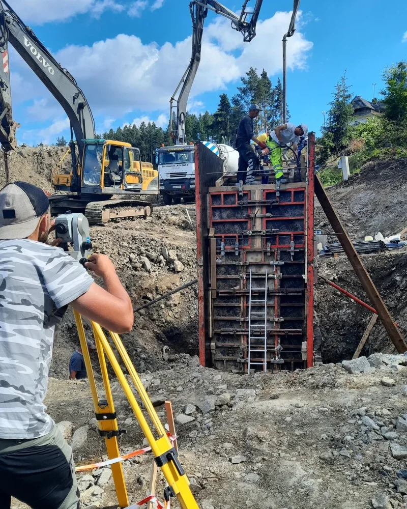 Geodeta wykonujący pomiary kontrolne na budowie kolei krzesełkowej w Kluszkowcach.