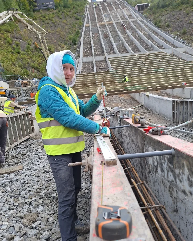 Geodeta z firmy GEO-GRAF podczas precyzyjnych pomiarów kontrolnych na budowie skoczni w Wiśle.
