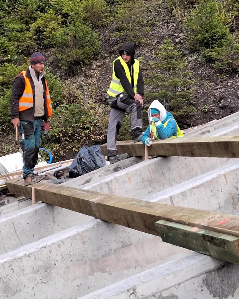 Zespół geodetów GEO-GRAF w trakcie prac przy przebudowie skoczni narciarskiej.