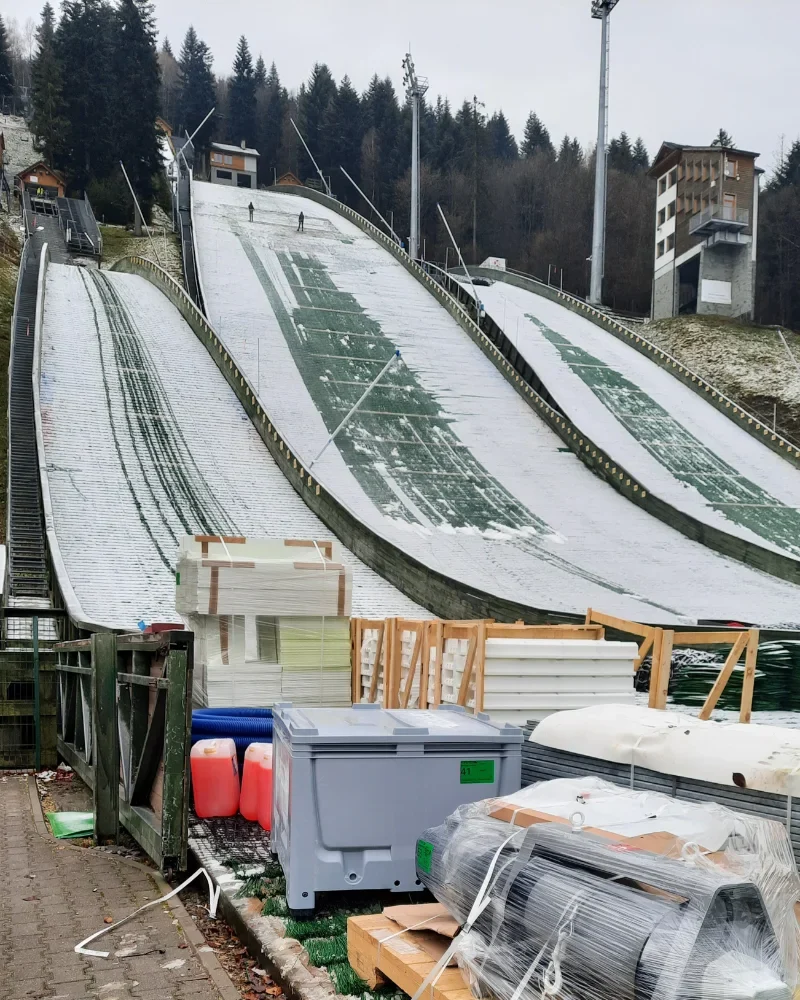 Materiały budowlane i sprzęt przygotowane do modernizacji skoczni narciarskiej w Szczyrku.