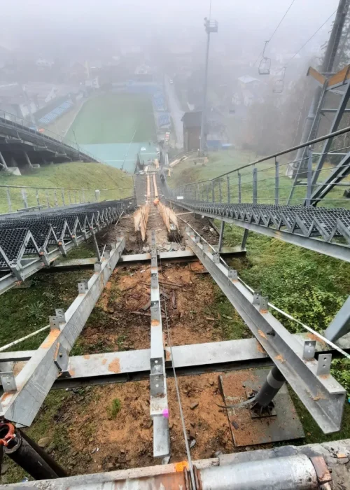 Widok z góry na rozbieg skoczni w Szczyrku w trakcie przebudowy.