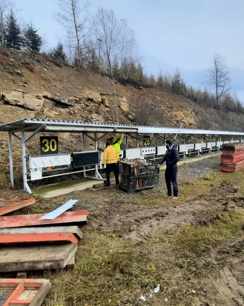 Geodezyjna obsługa przebudowy strzelnicy biathlonowej - widok na stanowiska strzeleckie.