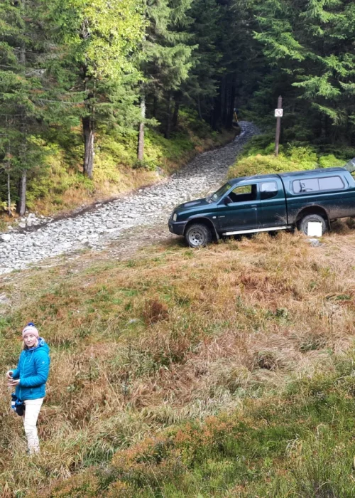 Geodeta podczas stabilizacji punktu pomiarowego w Tatrzańskim Parku Narodowym.